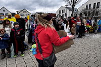 ? Helau Walldorfer Fastnachtsumzug närischer Lindwurm kleine und große Narren am Rathaus im Stadtteil Walldorf 2026