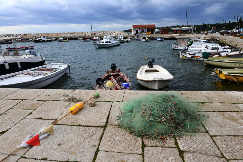 Fazana kleine Fischer und Hafenstadt in Istrien Kroatien mit Blick auf die Brioni Inseln, ein idealer Urlaubsort 