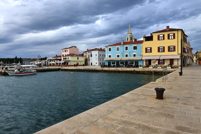 Fazana kleine Fischer und Hafenstadt in Istrien Kroatien mit Blick auf die Brioni Inseln, ein idealer Urlaubsort 