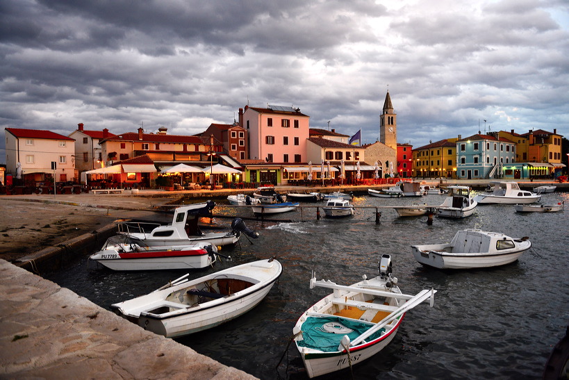 Fazana kleine Fischer und Hafenstadt in Istrien Kroatien mit Blick auf die Brioni Inseln, ein idealer Urlaubsort 