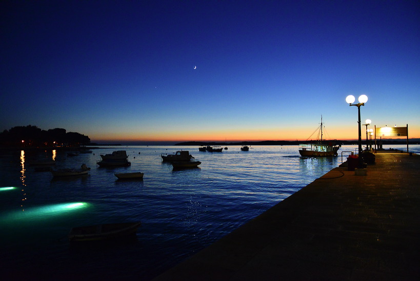 Fazana kleine Fischer und Hafenstadt in Istrien Kroatien mit Blick auf die Brioni Inseln, ein idealer Urlaubsort 