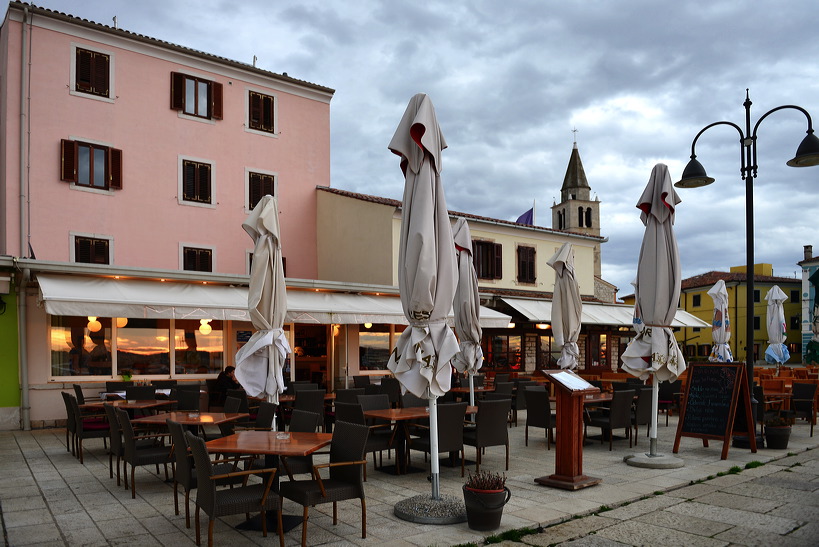 Fazana kleine Fischer und Hafenstadt in Istrien Kroatien mit Blick auf die Brioni Inseln, ein idealer Urlaubsort 