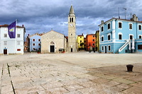 Fazana kleine Fischer und Hafenstadt in Istrien Kroatien mit Blick auf die Brioni Inseln, ein idealer Urlaubsort 