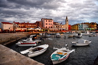 Fazana kleine Fischer und Hafenstadt in Istrien Kroatien mit Blick auf die Brioni Inseln, ein idealer Urlaubsort 