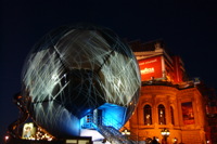 Der Fussball Globus zur Fussball-WM 2006 stand vom 02.12.2003 bis 08.02.2004 vor der Alten Oper, in Frankfurt am Main. Der 20m hohe beleuchtete Globus ist nach einer Idee von André Heller konzipiert und soll die Kunst- und Fussballwelt zusammen bringen.