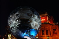 Der Fussball Globus zur Fussball-WM 2006 stand vom 02.12.2003 bis 08.02.2004 vor der Alten Oper, in Frankfurt am Main. Der 20m hohe beleuchtete Globus ist nach einer Idee von André Heller konzipiert und soll die Kunst- und Fussballwelt zusammen bringen.