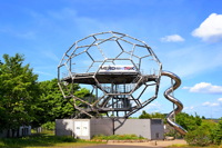 Der Fussball Globus zur Fussball-WM 2006 stand vom 02.12.2003 bis 08.02.2004 vor der Alten Oper, in Frankfurt am Main. Der 20m hohe beleuchtete Globus ist nach einer Idee von André Heller konzipiert und soll die Kunst- und Fussballwelt zusammen bringen.