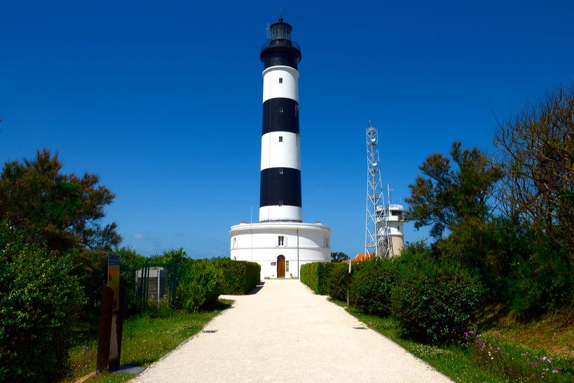 Île d’Oléron Insel des Lichts, mit Saint-Pierre, La Cotiniere, Le Château, Dolus, Saint-Denis, Saint-Georges, Le Grand-Village-Plage, Boyardville, Saint-Trojan-les-Bains und  La Brée les Bains  Insel des Lichts, endlose Sandstrände, Wellen und Fischerhäuschen mit Stockrosen laden zum Verweilen ein.