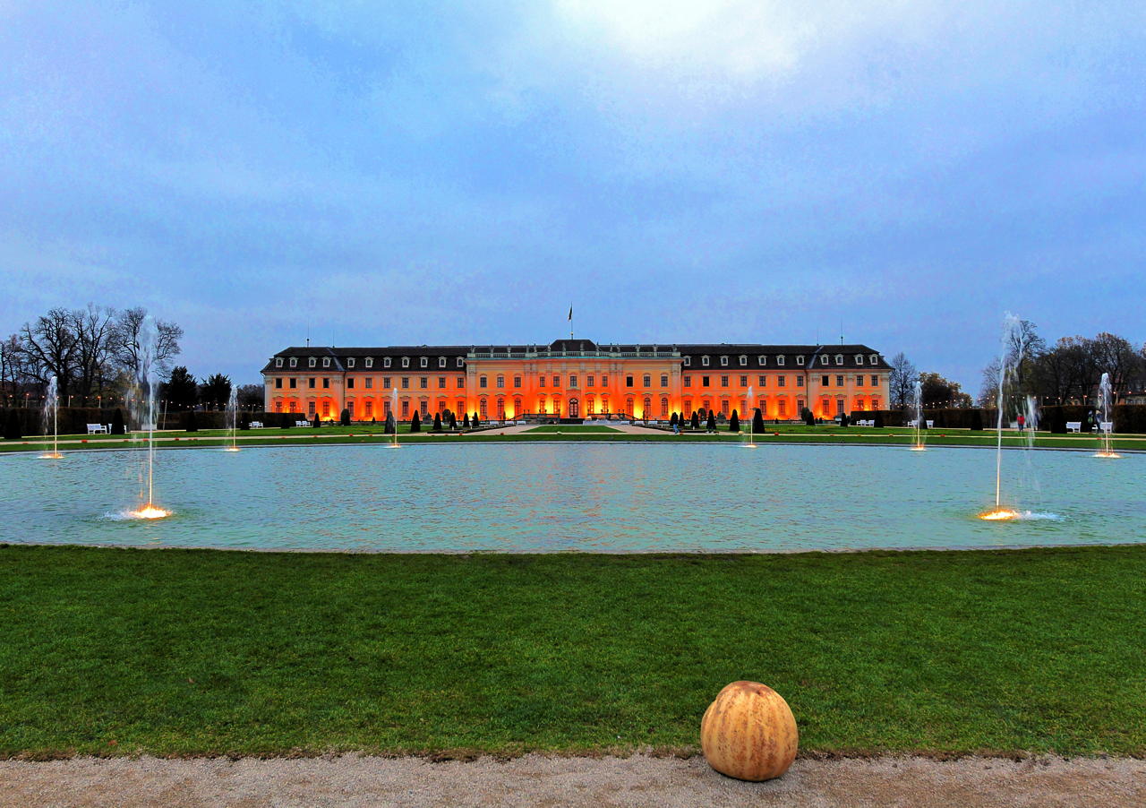 Weltgrößte Kürbisausstellung in Ludwigsburg im Blühenden Barock. Thema 2021 Unterwasser.das Kürbisspektakel mit imposanten Figuren und leuchtende Traumpfade. 