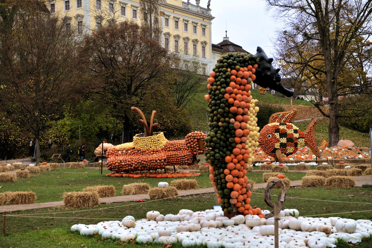 Weltgrößte Kürbisausstellung in Ludwigsburg im Blühenden Barock. Thema 2021 Unterwasser.das Kürbisspektakel mit imposanten Figuren und leuchtende Traumpfade.