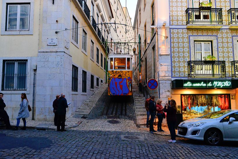 Lissabon, Lisboa Stadtteil Baixa Chiado und Bairro Alto, der Platz Rossio, Elevador de Santa Justa und die Tram Line 28.