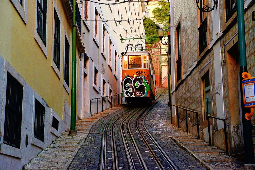 Lissabon, Lisboa Stadtteil Baixa Chiado und Bairro Alto, der Platz Rossio, Elevador de Santa Justa und die Tram Line 28.