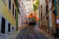 Lissabon, Lisboa Stadtteil Baixa Chiado und Bairro Alto, der Platz Rossio, Elevador de Santa Justa und die Tram Line 28.