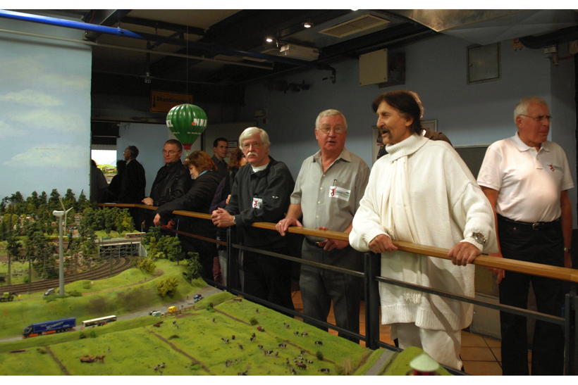 Nachruf zum Tod von Star-Designer Visionär Luigi Colani. Oktober 2009 in Hamburg der NKL-Lebenstraum Praktikanten der Generation 50+ Schirmherr Luigi Colani im Miniatur Wunderland die größte Modelleisenbahn Ausstellung in der Welt.