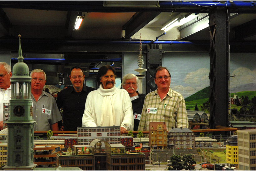 Nachruf zum Tod von Star-Designer Visionär Luigi Colani. Oktober 2009 in Hamburg der NKL-Lebenstraum Praktikanten der Generation 50+ Schirmherr Luigi Colani im Miniatur Wunderland die größte Modelleisenbahn Ausstellung in der Welt.