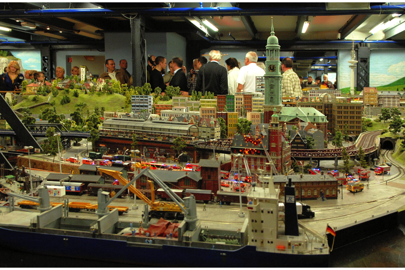 Nachruf zum Tod von Star-Designer Visionär Luigi Colani. Oktober 2009 in Hamburg der NKL-Lebenstraum Praktikanten der Generation 50+ Schirmherr Luigi Colani im Miniatur Wunderland die größte Modelleisenbahn Ausstellung in der Welt.