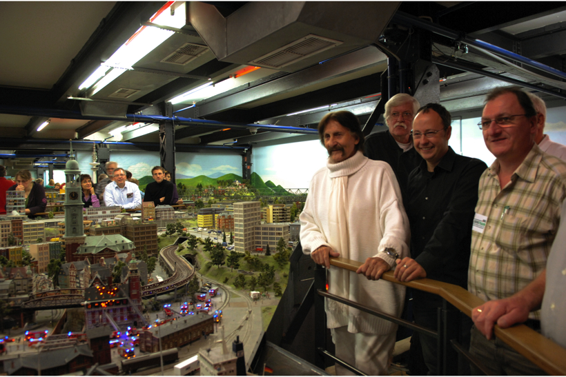 Nachruf zum Tod von Star-Designer Visionär Luigi Colani. Oktober 2009 in Hamburg der NKL-Lebenstraum Praktikanten der Generation 50+ Schirmherr Luigi Colani im Miniatur Wunderland die größte Modelleisenbahn Ausstellung in der Welt.