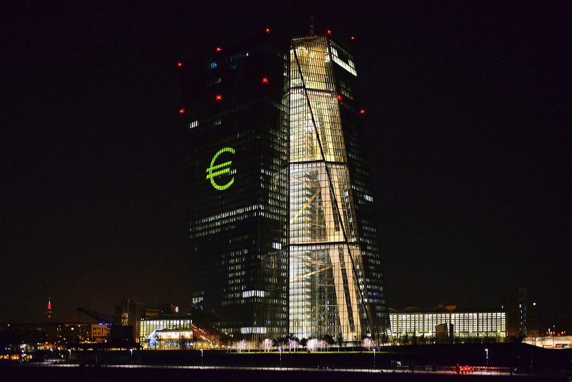 Die Luminale Frankfurt, leuchtende Objekte in der ganzen Stadt, die Biennale der Lichtkultur mit vielen Projekten der Lichtkunstschau.