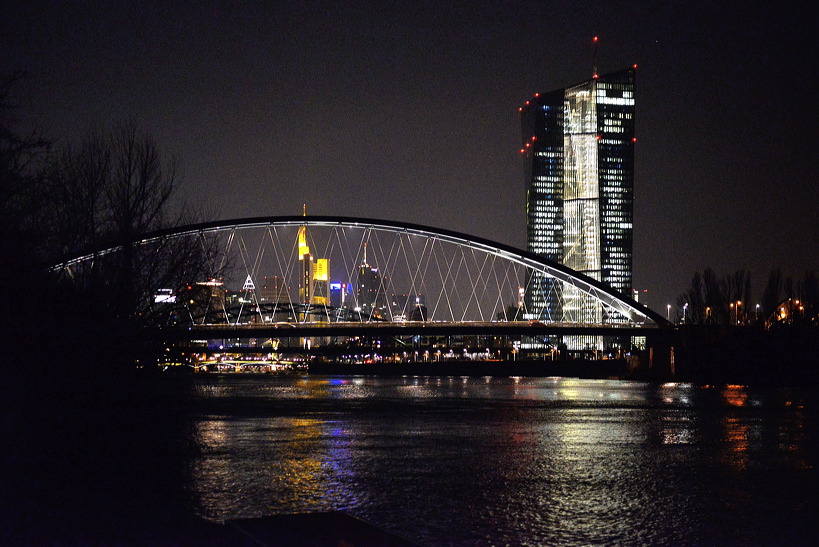 Die Luminale Frankfurt, leuchtende Objekte in der ganzen Stadt, die Biennale der Lichtkultur mit vielen Projekten der Lichtkunstschau.