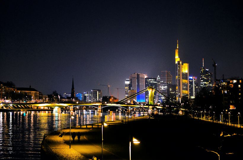 Die Luminale Frankfurt, leuchtende Objekte in der ganzen Stadt, die Biennale der Lichtkultur mit vielen Projekten der Lichtkunstschau.