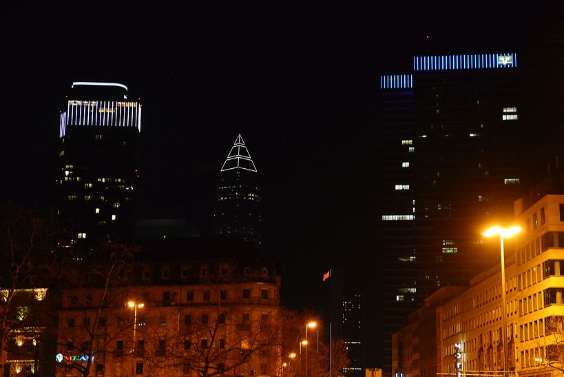 Die Luminale Frankfurt, leuchtende Objekte in der ganzen Stadt, die Biennale der Lichtkultur mit vielen Projekten der Lichtkunstschau.