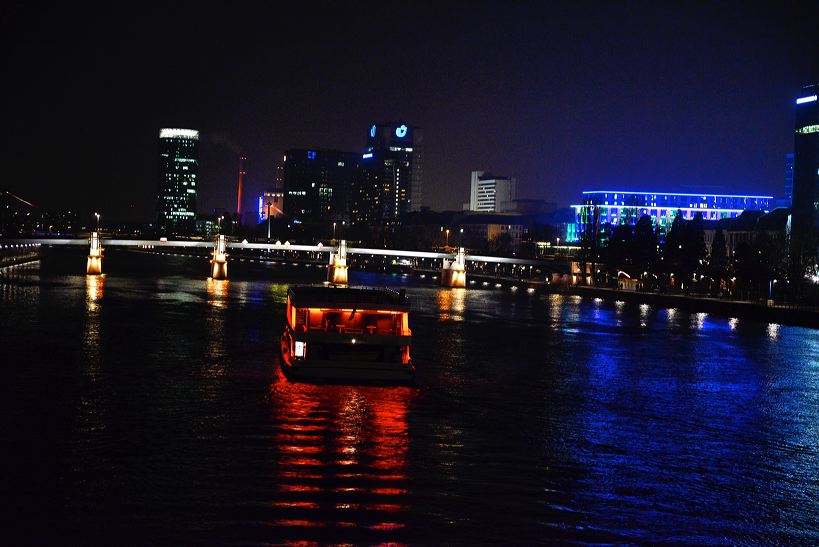 Die Luminale Frankfurt, leuchtende Objekte in der ganzen Stadt, die Biennale der Lichtkultur mit vielen Projekten der Lichtkunstschau.