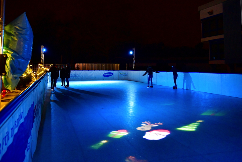 Eisbahn Schlittschuhbahn und Eisstockbahn vom Verein TGS Walldorf auf dem Sportgelände ein einmaliger  Wintertraum in der Doppelstadt Mörfelden-Walldorf