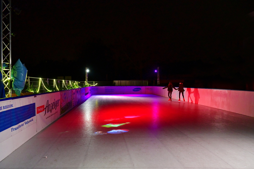 Eis-Schlittschuh und Eisstockbahn vom Verein TGS Walldorf auf dem Sportgelände ein einmaliger  Wintertraum in der Doppelstadt Mörfelden-Walldorf