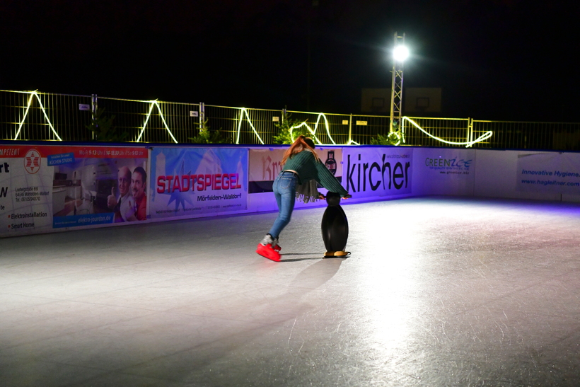 Eisbahn Schlittschuhbahn und Eisstockbahn vom Verein TGS Walldorf auf dem Sportgelände ein einmaliger  Wintertraum in der Doppelstadt Mörfelden-Walldorf