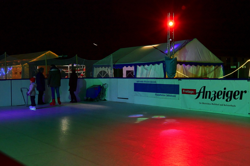 Eisbahn Schlittschuhbahn und Eisstockbahn vom Verein TGS Walldorf auf dem Sportgelände ein einmaliger  Wintertraum in der Doppelstadt Mörfelden-Walldorf