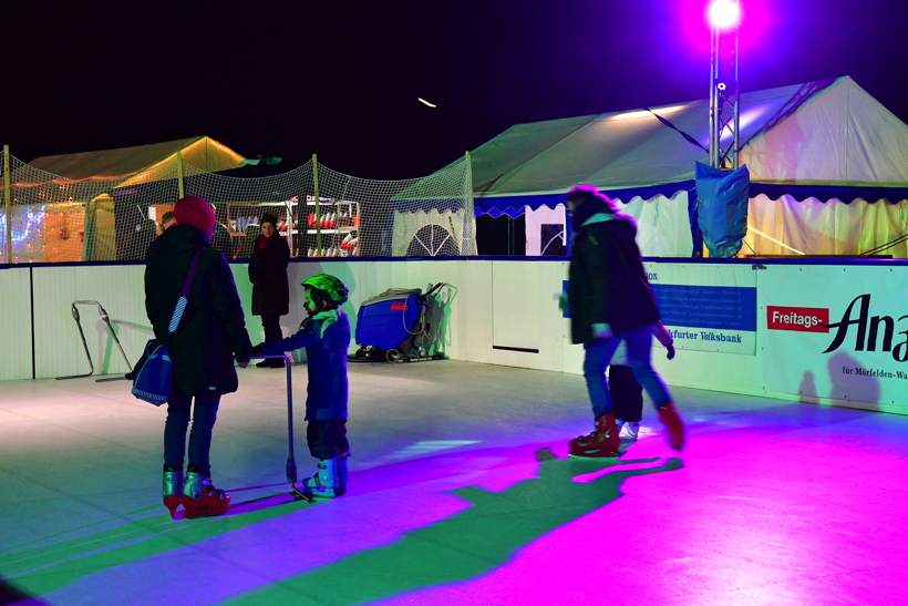 Eisbahn Schlittschuhbahn und Eisstockbahn vom Verein TGS Walldorf auf dem Sportgelände ein einmaliger  Wintertraum in der Doppelstadt Mörfelden-Walldorf