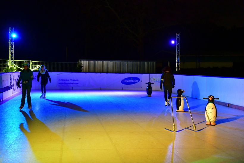 Eisbahn Schlittschuhbahn und Eisstockbahn vom Verein TGS Walldorf auf dem Sportgelände ein einmaliger  Wintertraum in der Doppelstadt Mörfelden-Walldorf