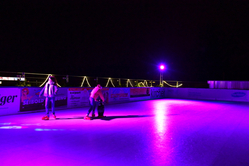 Eisbahn Schlittschuhbahn und Eisstockbahn vom Verein TGS Walldorf auf dem Sportgelände ein einmaliger  Wintertraum in der Doppelstadt Mörfelden-Walldorf