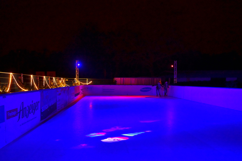 Eisbahn Schlittschuhbahn und Eisstockbahn vom Verein TGS Walldorf auf dem Sportgelände ein einmaliger  Wintertraum in der Doppelstadt Mörfelden-Walldorf