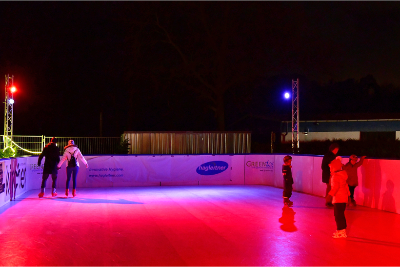 Eisbahn Schlittschuhbahn und Eisstockbahn vom Verein TGS Walldorf auf dem Sportgelände ein einmaliger  Wintertraum in der Doppelstadt Mörfelden-Walldorf