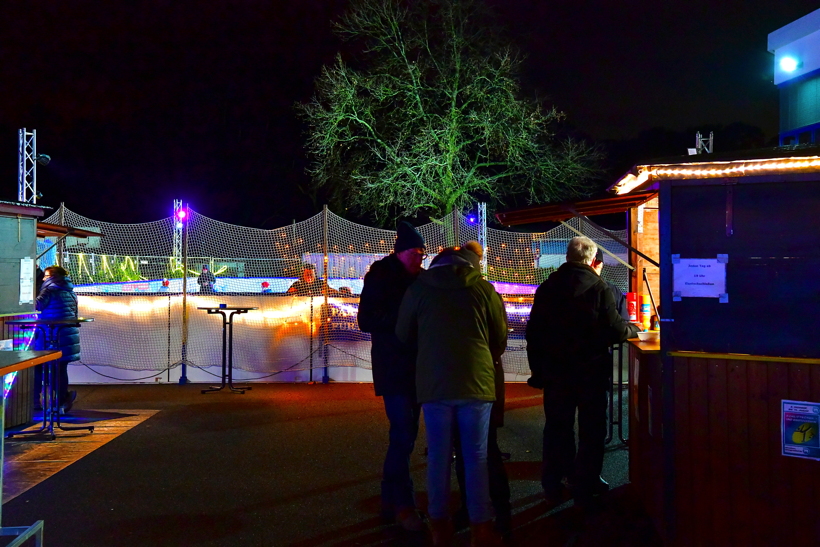 Eisbahn Schlittschuhbahn und Eisstockbahn vom Verein TGS Walldorf auf dem Sportgelände ein einmaliger  Wintertraum in der Doppelstadt Mörfelden-Walldorf