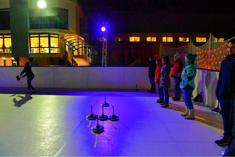 Eisbahn Schlittschuhbahn und Eisstockbahn vom Verein TGS Walldorf auf dem Sportgelände ein einmaliger  Wintertraum in der Doppelstadt Mörfelden-Walldorf