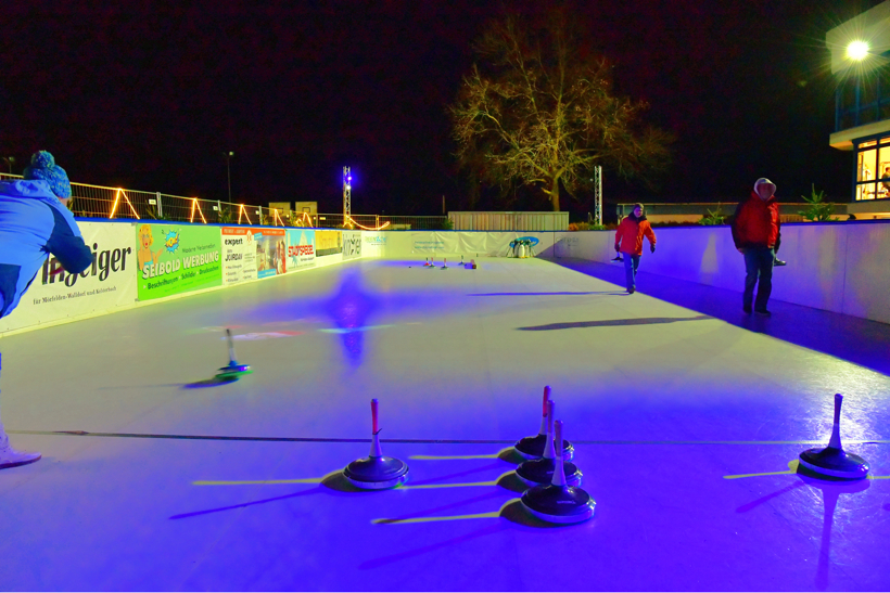 Eisbahn Schlittschuhbahn und Eisstockbahn vom Verein TGS Walldorf auf dem Sportgelände ein einmaliger  Wintertraum in der Doppelstadt Mörfelden-Walldorf