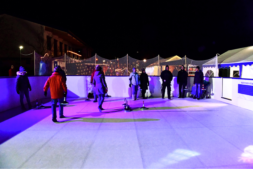 Eisbahn Schlittschuhbahn und Eisstockbahn vom Verein TGS Walldorf auf dem Sportgelände ein einmaliger  Wintertraum in der Doppelstadt Mörfelden-Walldorf