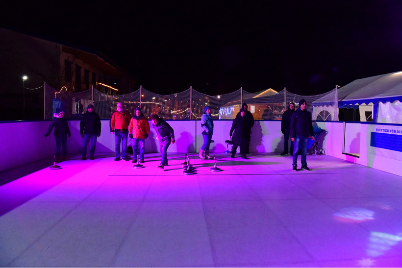 Eisbahn Schlittschuhbahn und Eisstockbahn vom Verein TGS Walldorf auf dem Sportgelände ein einmaliger  Wintertraum in der Doppelstadt Mörfelden-Walldorf