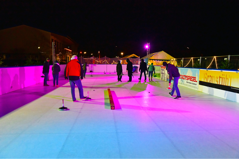 Eisbahn Schlittschuhbahn und Eisstockbahn vom Verein TGS Walldorf auf dem Sportgelände ein einmaliger  Wintertraum in der Doppelstadt Mörfelden-Walldorf