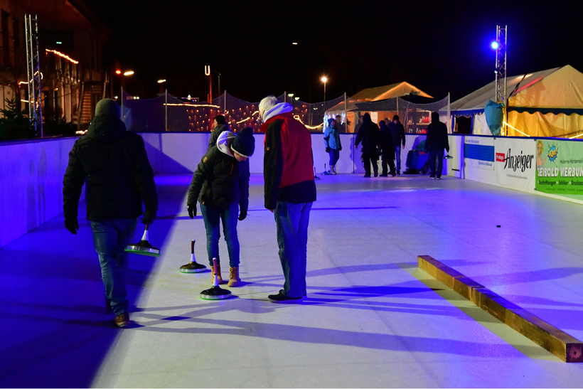 Eisbahn Schlittschuhbahn und Eisstockbahn vom Verein TGS Walldorf auf dem Sportgelände ein einmaliger  Wintertraum in der Doppelstadt Mörfelden-Walldorf