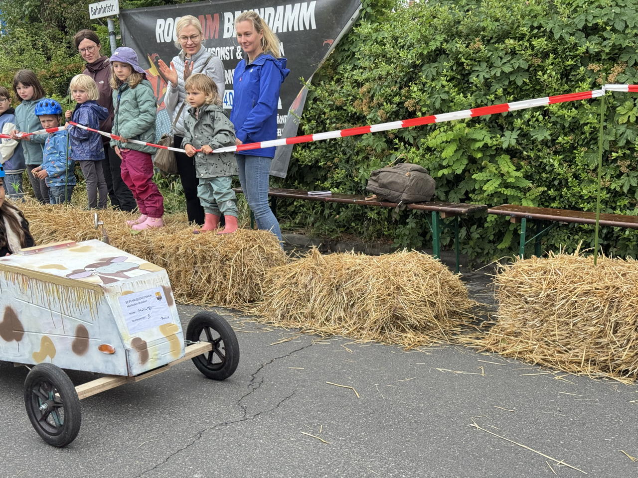 Seifenkistenrennen in Mörfelden-Walldorf im Stadtteil Mörfelden auf der Bahnhofstraße mit Bobby Car für klein und groß 2025