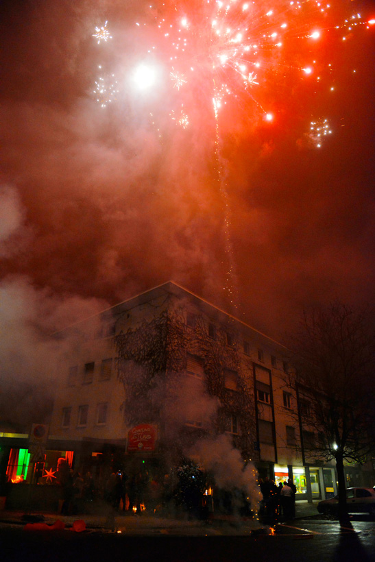 Silvester 2015 - 16, feiern im Restaurante Cantina da Tino mit Essen, Trinken, Musik, Feuerwerk, Heissluftballons, Fluglaternen und Böllern ins neue Jahr 2016