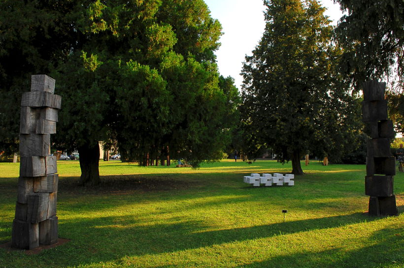 12. Skulpturenpark 2009 Mörfelden-Walldorf Starke Frauen braucht hat das Land