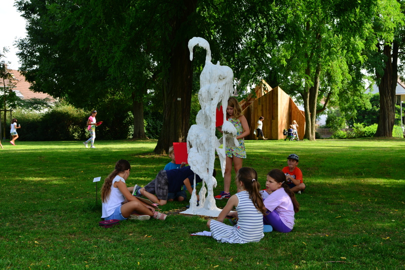 20. Skulpturenpark: Mörfelden-Walldorf mit Jules Andrieu, Lars Karl Becker, Merja Herzog-Hellsten, Isabell Hofmann, Peter Müller, Emilia Neumann, Marco Poblete Young, Felix Rombach, Waldemar Scheck, Lukas Sünder, vom 30. Juli bis 3. September 2017 im Bürgerpark Mörfelden