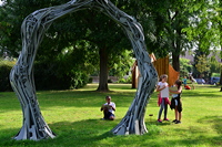 20. Skulpturenpark Mörfelden-Walldorf mit Jules Andrieu, Lars Karl Becker, Merja Herzog-Hellsten, Isabell Hofmann, Peter Müller, Emilia Neumann, Marco Poblete Young, Felix Rombach, Waldemar Scheck, Lukas Sünder, vom 30. Juli bis 3. September 2017 im Bürgerpark Mörfelden