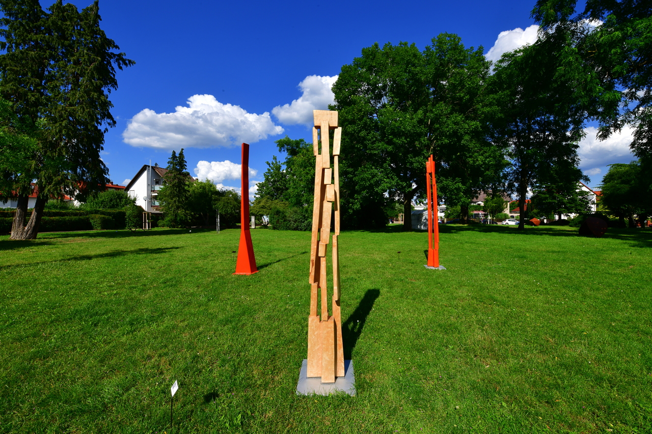 23. Skulpturenpark 2021 Mörfelden-Walldorf vom 4. Juli bis 29. August 2021 im Bürgerpark Mörfelden mit Sascha Boldt  Jens Grundschock  Nicole Jänes Ulrich Jung  Dieter Oehm Katrin Paul Wanda Pratschke  Tanja Röder Petra Scheibe Teplitz und Maximilian Verhas