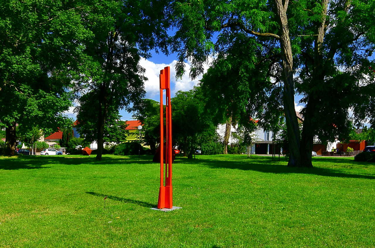 23. Skulpturenpark 2021 Mörfelden-Walldorf vom 4. Juli bis 29. August 2021 im Bürgerpark Mörfelden mit Sascha Boldt  Jens Grundschock  Nicole Jänes Ulrich Jung  Dieter Oehm Katrin Paul Wanda Pratschke  Tanja Röder Petra Scheibe Teplitz und Maximilian Verhas