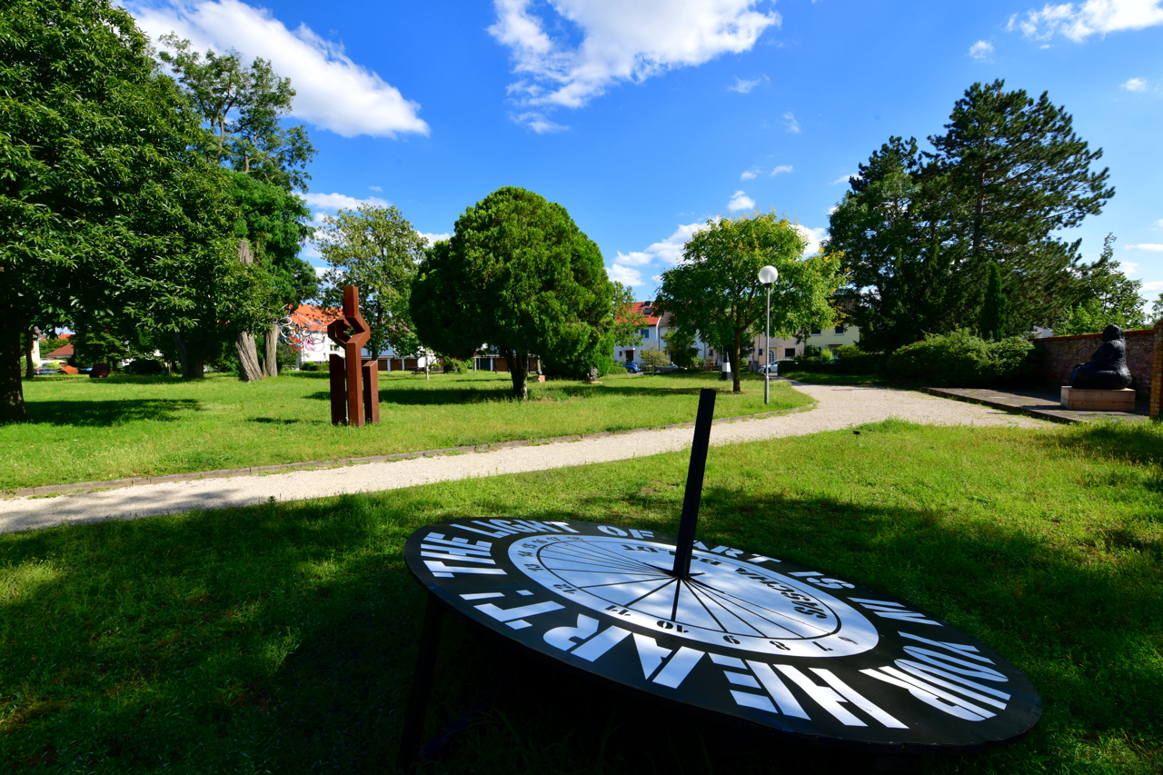 23. Skulpturenpark 2021 Mörfelden-Walldorf vom 4. Juli bis 29. August 2021 im Bürgerpark Mörfelden mit Sascha Boldt  Jens Grundschock  Nicole Jänes Ulrich Jung  Dieter Oehm Katrin Paul Wanda Pratschke  Tanja Röder Petra Scheibe Teplitz und Maximilian Verhas